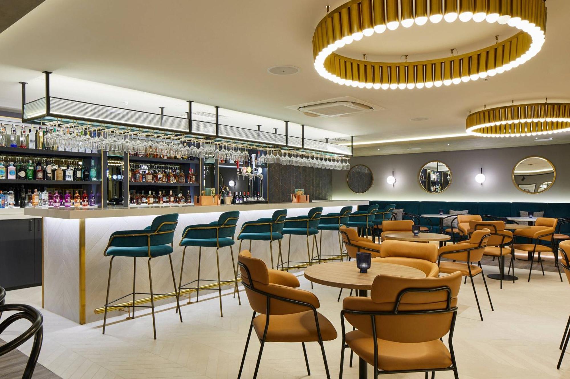 Courtyard By Marriott London Heathrow Airport Ξενοδοχείο Harlington  Εξωτερικό φωτογραφία