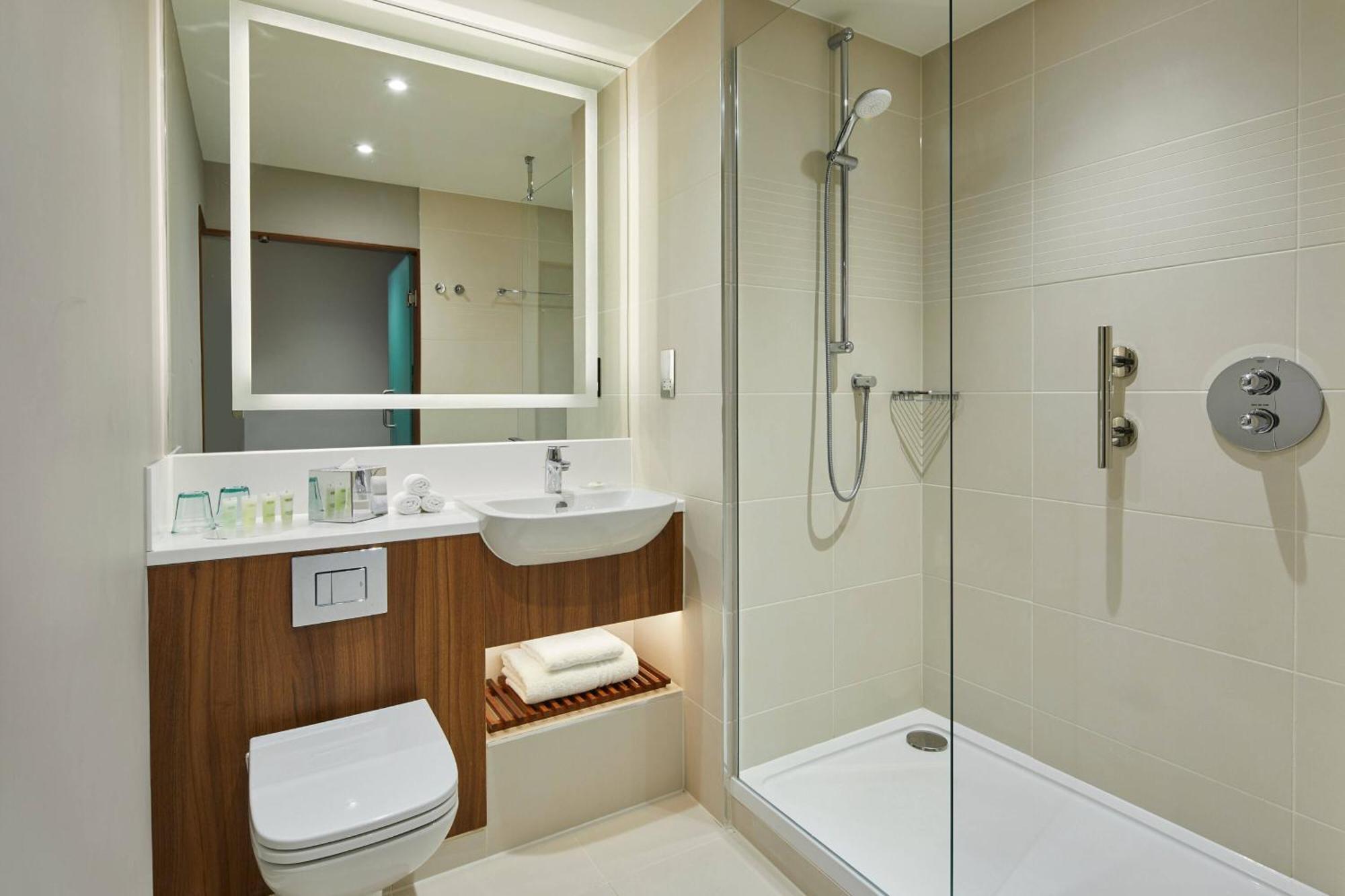 Courtyard By Marriott London Heathrow Airport Ξενοδοχείο Harlington  Εξωτερικό φωτογραφία