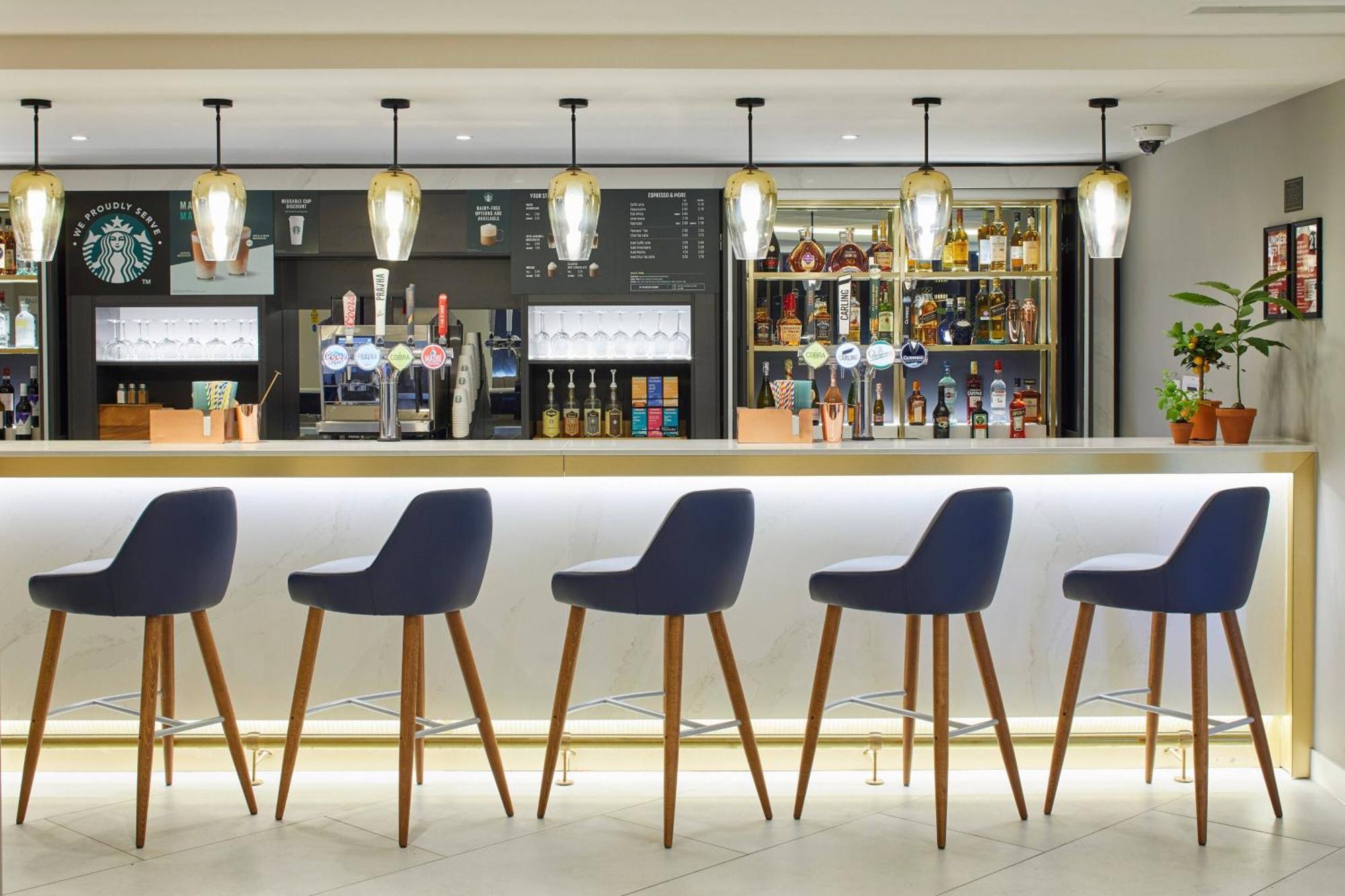 Courtyard By Marriott London Heathrow Airport Ξενοδοχείο Harlington  Εξωτερικό φωτογραφία