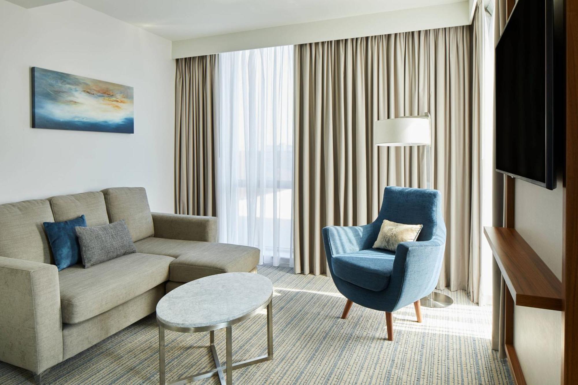Courtyard By Marriott London Heathrow Airport Ξενοδοχείο Harlington  Εξωτερικό φωτογραφία