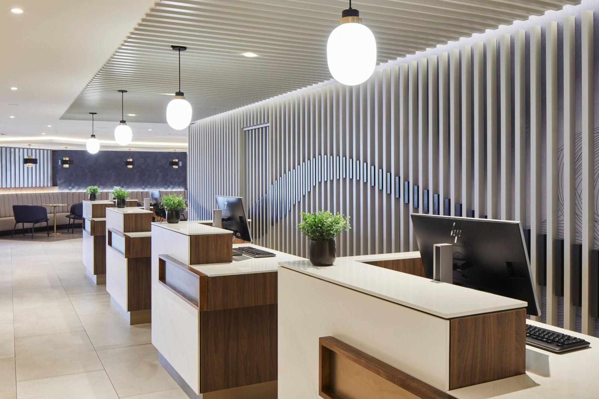 Courtyard By Marriott London Heathrow Airport Ξενοδοχείο Harlington  Εξωτερικό φωτογραφία