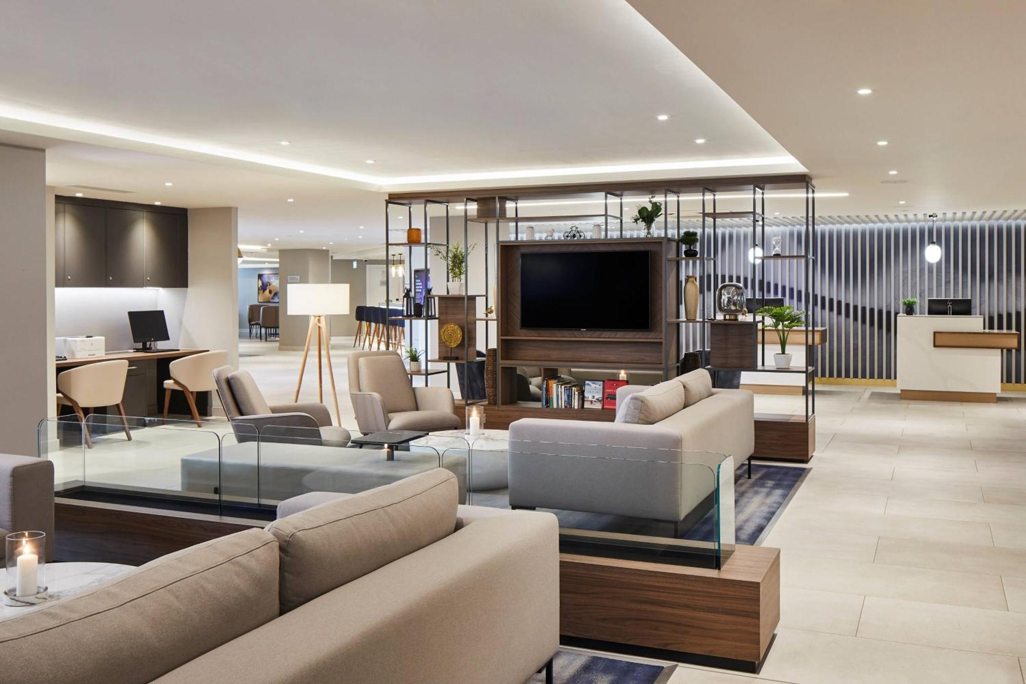 Courtyard By Marriott London Heathrow Airport Ξενοδοχείο Harlington  Εξωτερικό φωτογραφία